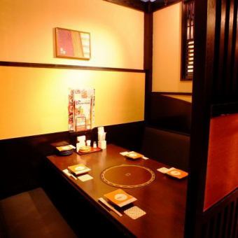 居酒屋ですが落ち着いた雰囲気の店内ですのでゆったりと少人数の宴会や飲み会をお楽しみ頂けます。もちろん大人数での宴会、飲み会にも対応しております！最大32名様までOKな大広間がございますので大人数でご利用されたい場合などには是非お気軽にお問い合わせください！