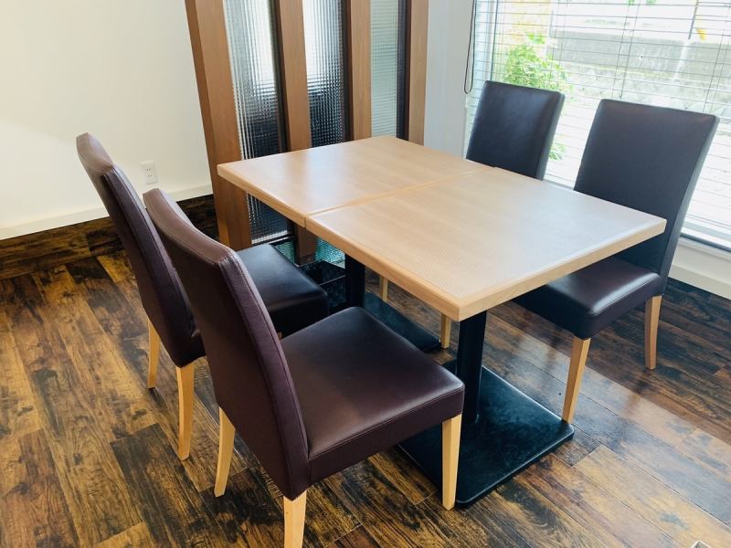 There is a 4-seat table for lunch users ◎ The seats are widely spaced, so you can enjoy your meals without worrying about others.Recommended for anniversaries and celebrations ♪ Dinner is reserved for 2 people and reserved!