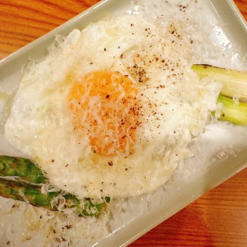 太アスパラ　目玉焼き