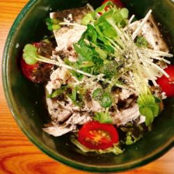 蒸し鶏と豆腐の黒胡麻サラダ