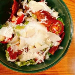 削りパルミジャーノのシーザーサラダ