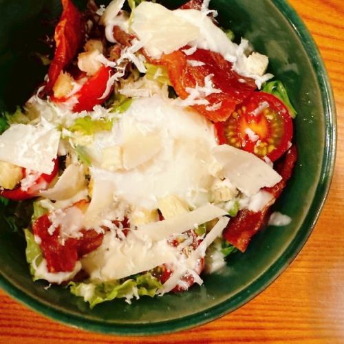 削りパルミジャーノのシーザーサラダ