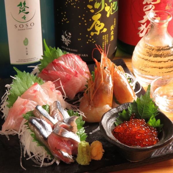 Assortment of 5 sashimi including fresh fish and the current season
