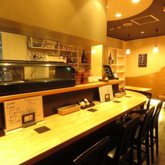 There are table seats and counter seats! Private rooms separated by walls are also available.Please feel free to contact us if you wish.