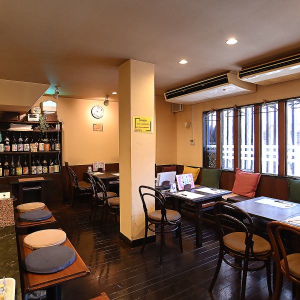 木の温もりに包まれた、どこか懐かしくて落ち着く空間。やわらかな照明と、壁に並ぶお酒のボトルや手書きメニューが、まるで博多の路地裏にある隠れ家のような雰囲気を演出。おひとり様からグループまで、誰でも気軽に立ち寄れる居酒屋です。旅行や出張の合間に、地元の味と温かい空気に癒されてみては？