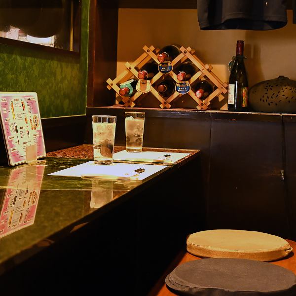 目の前で料理が仕上がる様子を楽しめる、全10席のカウンター。おひとり様でも気兼ねなく過ごせる居心地の良さが魅力です。料理人との会話を楽しみながら、博多名物と地酒をじっくり味わえる特等席も有り。常連さんにも人気のこのカウンターで、ゆったりとした大人の時間をお過ごしください。