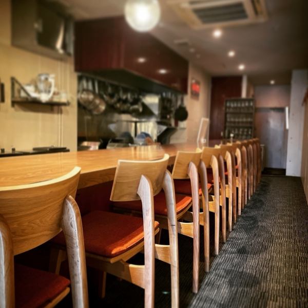 【お一人様も◎カウンター席】当店はカウンター10席のみ。お一人様でゆったりとワインを傾けるも良し、友人や大切な方と肩を並べて語り合うも良し◎座り心地の良い椅子をご用意しておりますので、リラックスしてお過ごしいただけます。友人との飲みやデートでのご利用も大歓迎！お気軽にお立ち寄りください。