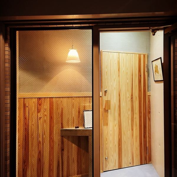 【ゆったりと過ごせる大人の隠れ家】新栄の賑わいから少し離れた場所に、ひっそりと佇む隠れ家のような当店。まさに「知る人ぞ知る」といった雰囲気で、ゆったりとした時間をお過ごしいただけます。調理は電磁調理器を使用しているため、煙や匂いも気にならず居心地も◎日常を忘れて、楽しい時間をお過ごしいただけます。