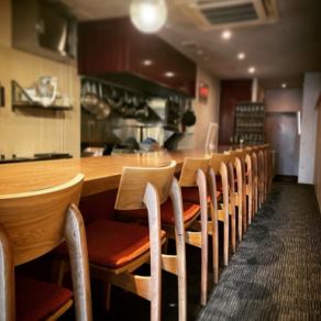 シェフとの会話も楽しめるカウンター席を全10席ご用意。お一人様でゆったりとワインや料理を味わう贅沢な時間や、友人・大切な方とのデートにも大歓迎です◎木目調の落ち着いた雰囲気の中、座りやすい椅子でリラックスしてお過ごしいただけます。