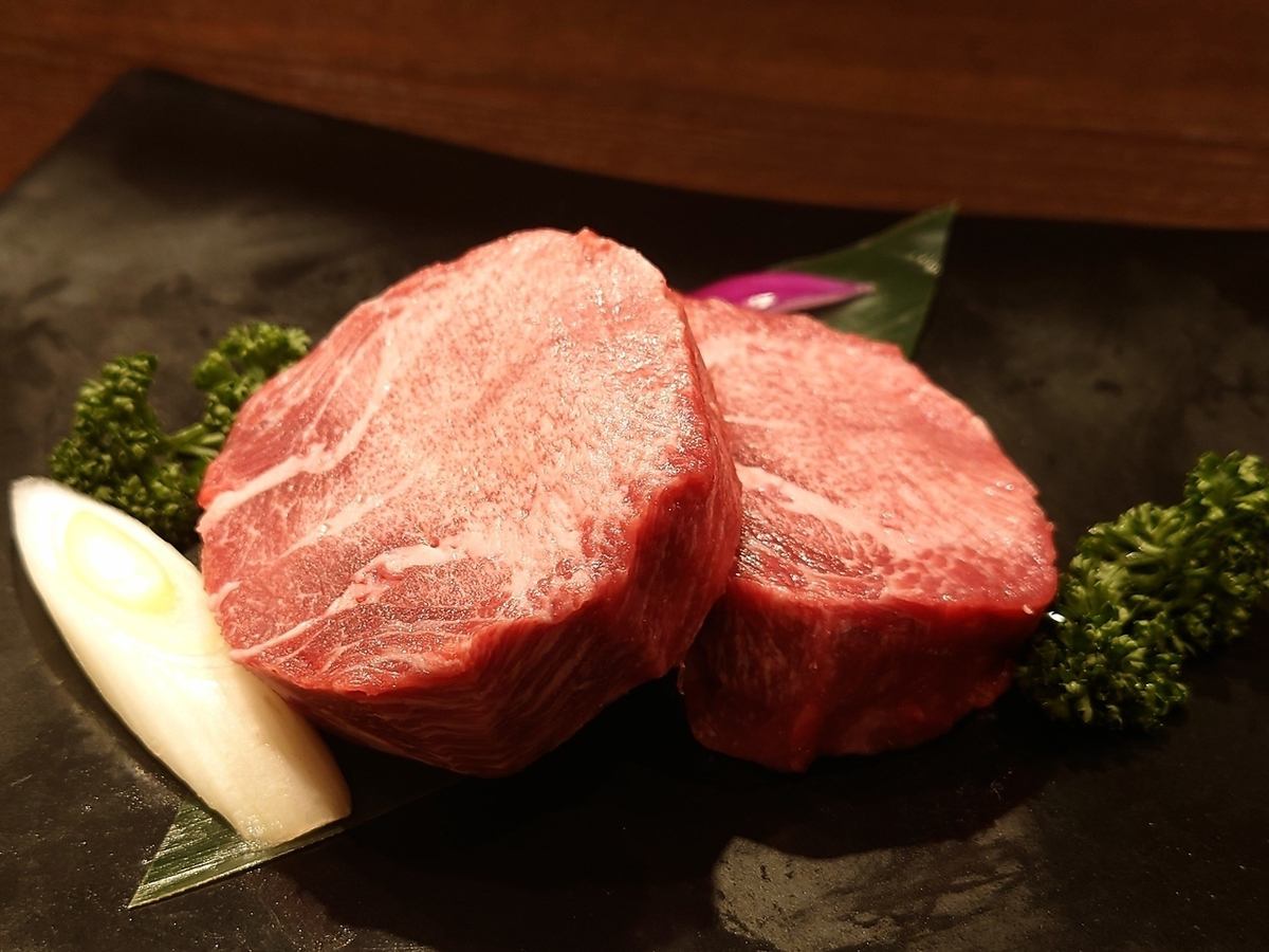 Extra thick cut beef tongue and daily recommended rare cut of Japanese black beef
