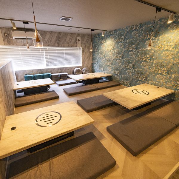 【３F　座敷テーブル席】3階は4名様用テーブル席が2席、6名様用テーブル席が2席の最大20名様までご対応いただけます。白と青を基調とした2階とはまた違った居心地の良い空間となっております♪ご家族でのご利用や記念日・誕生日、大型宴会等幅広いシーンでご利用いただけます◎
