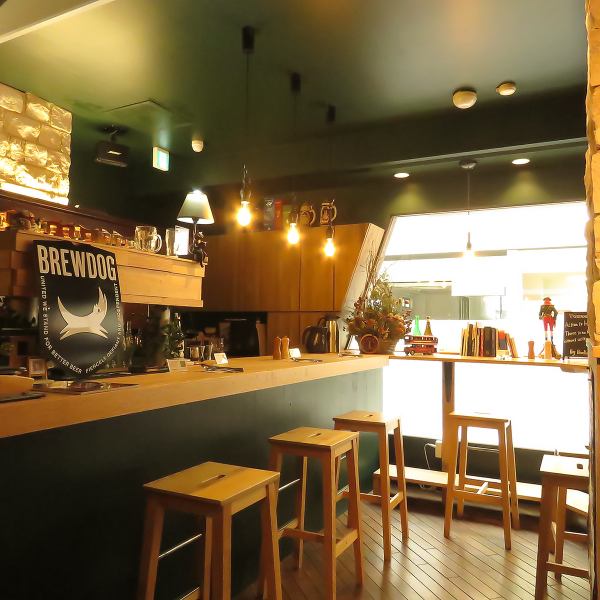 気軽に一杯楽しみたい方におすすめのカウンター席。仕事帰りの一人飲みや、短時間の利用にも最適です。目の前でドリンクを楽しみながら、落ち着いた時間を過ごせるのが魅力。周りを気にせず、自分のペースで過ごせます。