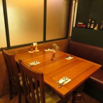 4名様用テーブル席を中心に、人数に応じてレイアウト調整が可能。最大20名様まで対応でき、仲間との食事や小規模な集まりにおすすめです。他に3名様、2名様用のテーブルもご用意しております。