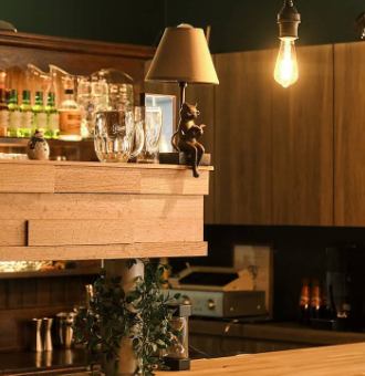 【立ち飲みスペース】ふらっと立ち寄れる立ち飲みスペースもご用意。軽く一杯楽しみたい方や、短時間の利用にも最適なカジュアルな空間です。