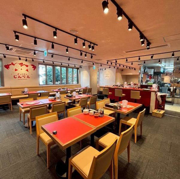 カウンターとテーブル席、ソファー席合わせたアットホームな空間です。中華の熱気と大衆酒場の活気が調和した温かい雰囲気の中、美味しい料理とお酒を気軽に楽しめます。どなた様にも居心地よく過ごしていただける、地域の大衆食の拠点です。