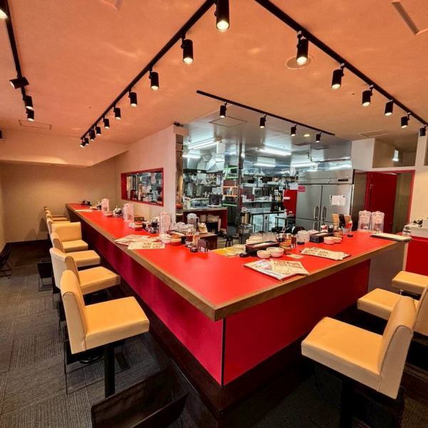 お一人様でも気兼ねなくお立ち寄りいただけるカウンターです。目の前で調理の様子を眺めながら、料理人との会話も楽しめます。また、設置されたモニターでスポーツ観戦も可能です。一杯飲みたい時や、サクッと食事を済ませたい時に最適のお席です。