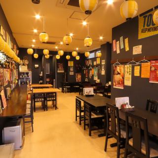 当店1階のテーブルのお席ではお鍋を囲みながらわいわいお過ごしいただけます。人数次第でお席を作りますので、少人数～大人数まで対応可能です♪１F：4名席×7、6名席×1B1F：4名席×5、6名席×2、2名席×1