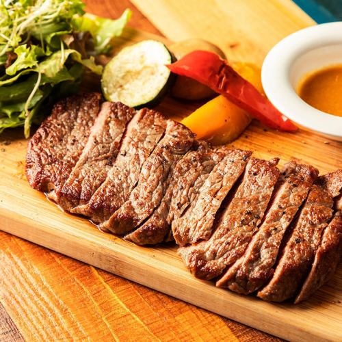 [Approximately 185g! Carnivorous girls are also very satisfied ◎] The umami of meat is unbearable! Classic sirloin