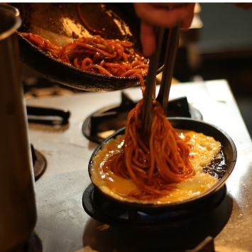【鉄板ナポリタンセット】名物鉄板ナポリタン+サラダ+ドリンク+デザート