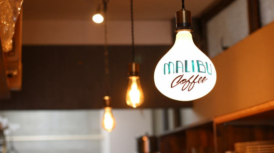 お一人様でもおくつろぎいただけるテーブル席です。コンセント有り