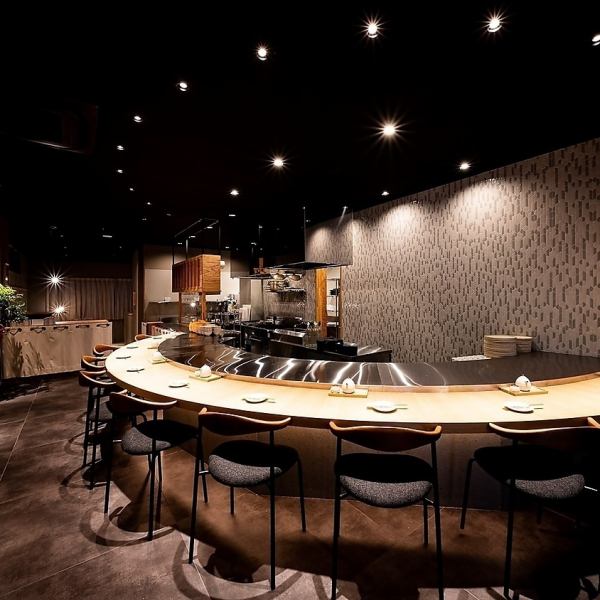 The beautiful curves of the open kitchen counter♪The performance in front of you is a real sensation and is a masterpiece! Enjoy your meal in a relaxed atmosphere in a high-quality atmosphere♪You can eat delicious meat dishes for lunch or dinner. It's a store!!