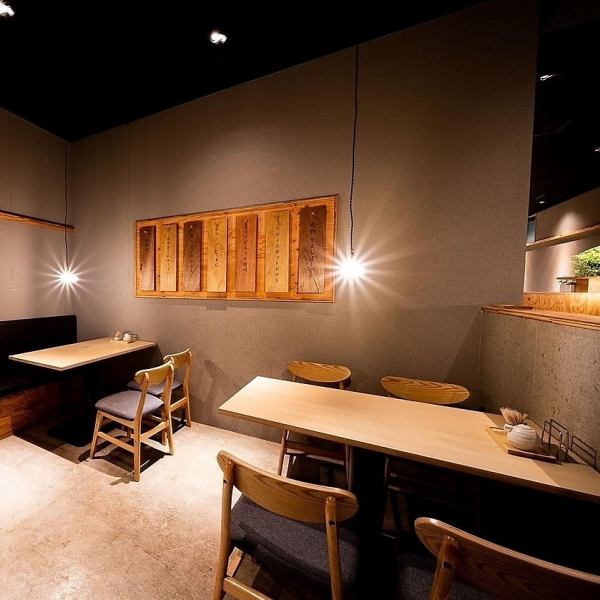 The sofa table seats have a calm cafe-like atmosphere♪ Why not go on a date, with a group of women, or when you want to have a little luxury after work?Dinner is specialties such as horse sashimi and meat sushi♪