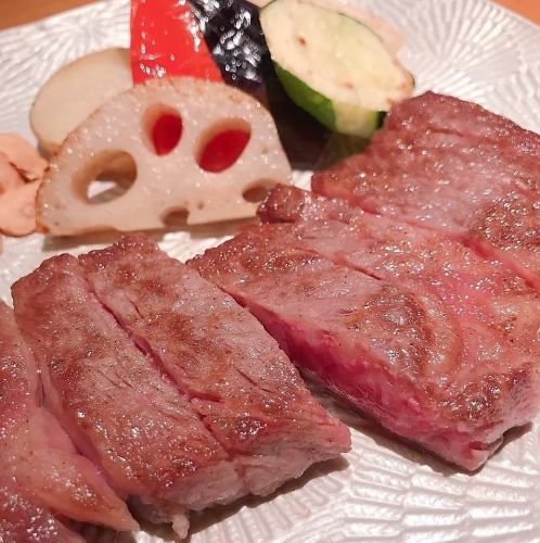 A5 rank Japanese black beef sirloin steak <with grilled vegetables> (100g)