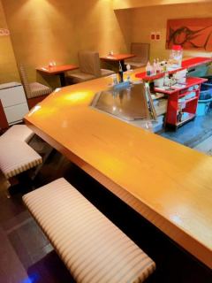 A popular counter seat where you can enjoy fish tanks and iron plates for 1 to 2 people
