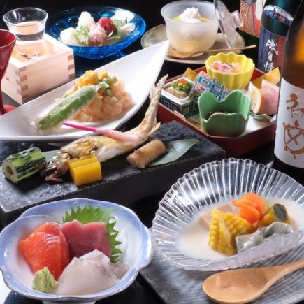 【清涼懷石料理套餐】包含時令蔬菜拼盤、烤嫩香魚佐以塔德醋、冬瓜圓茄佐蟹肉醬等8道菜。 7700日圓(含稅)