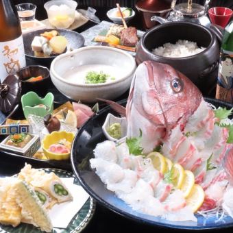 【鮮活海鮮懷石料理套餐】包含鮮活比目魚刺身、烤石斑魚、和牛牛肉串、鰻魚天婦羅和時令蔬菜等9道菜,9900日圓(含稅)