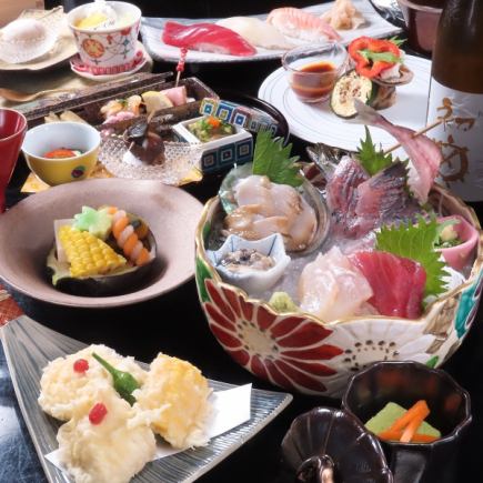 【煙火懷石料理套餐】包含海膽芝麻豆腐、當日新鮮送達的刺身、以及盛於拼盤中的織戶茄子等10道菜,13200日元(含稅)