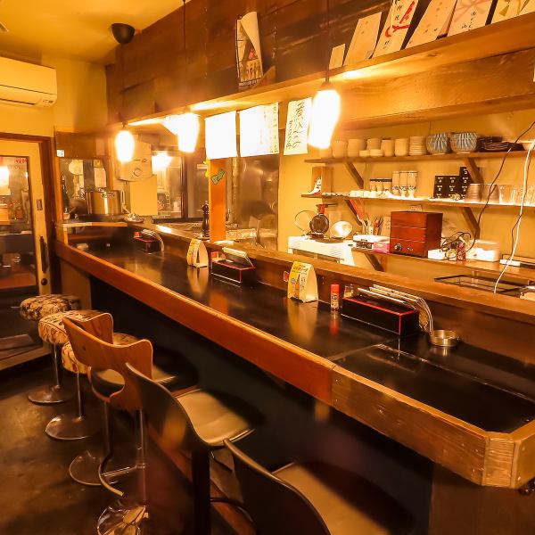 【カウンター席を6席ご用意しております♪一人飲みもOK！】2名様まででご利用いただけるカウンター席です。18時から0時までと夜遅くまで営業しておりますので、お仕事帰りのサク飲みや、女性同士でのご利用も大歓迎！こだわりの炭を活かした焼鳥や創作料理をご用意してお待ちしておりますので、お気軽にご来店ください！