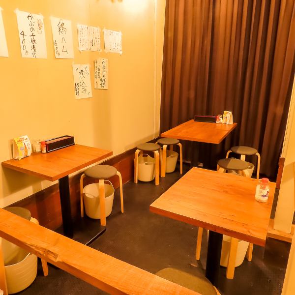 【宴会や歓送迎会にぴったりなテーブル席をご用意！】店の奥にあるテーブルを繋げると最大8名様までご利用できます！美味しい焼き鳥と、相性抜群の日本酒や焼酎をぜひ食べて飲んでお楽しみいただきたいです♪明るい接客と、自信をもってお客様へお料理やお酒をお届けいたしますので、ご来店心よりお待ちしております！