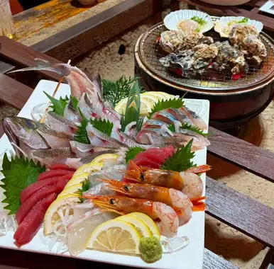 新鮮な海鮮を気軽に楽しめる活気あふれる店内！店内には生簀も完備し、活海鮮ならではの鮮度抜群の味わいも堪能できます。お仕事帰りの一杯から仲間との飲み会まで、刺身や熊本名物を囲んで楽しいひとときをお過ごしください♪ [熊本/海鮮居酒屋]