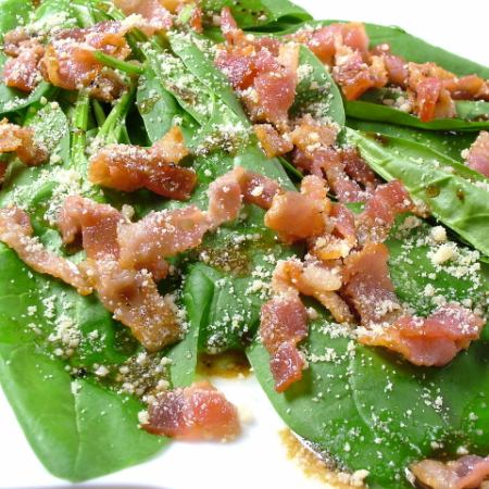 Baby leaf and bacon salad