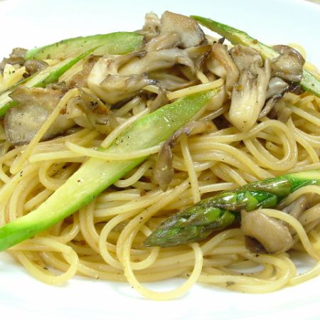 Japanese-style pasta with mushrooms and asparagus