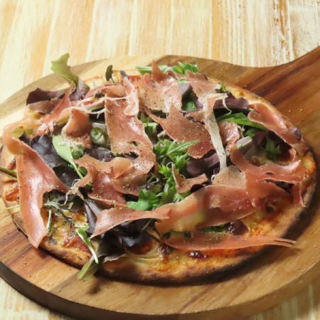 Baby leaf and prosciutto pizza