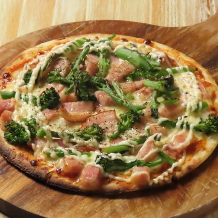 ブッロコリー系とベーコンのピザ