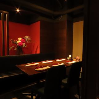 プライベート宴会や接待などの最適な6名個室！ロールスクリーンを上げ、テーブルを繋げると12名までご案内可能です。
