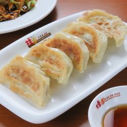 皮から手作りの桂園　手作り焼き餃子、５個で３８０円とリーズナブルなお値段。最初の一皿に。