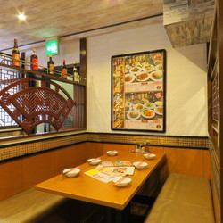 扉を開けると、茶器が…。本場中国の雰囲気を感じさせるお店です。料理も四川、広東、香港と複数の地域の中華をリーズナブルに味わえます。お一人様から宴会までシーンごとに使いやすいお店です。(画像は他店舗)