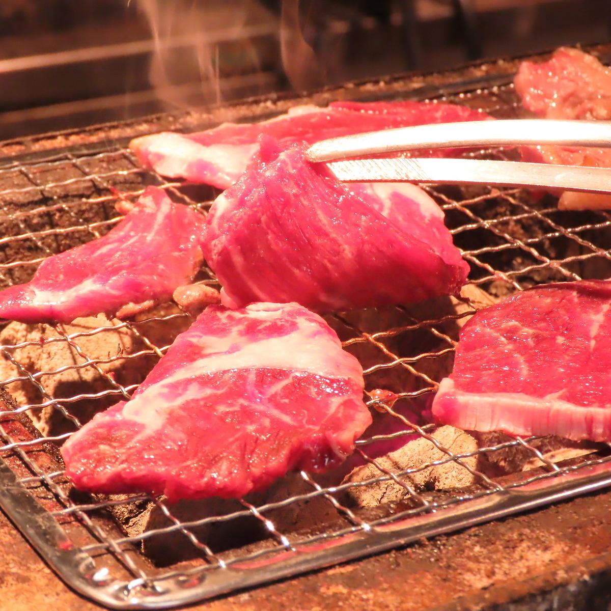 Enjoy charcoal-grilled meat and seafood♪A la carte dishes such as bonito tataki◎