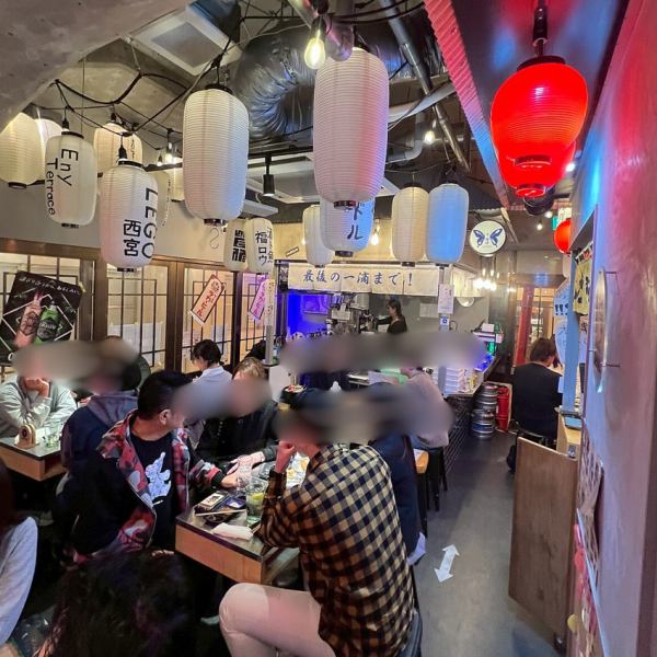 《串揚げ片手に、横丁気分を満喫！》横丁の雰囲気を再現した店内は、懐かしさと新しさが調和する、独特の空間◎ ネオン管が照らす店内は、SNS映えもバッチリ♪ 揚げたての串揚げは、素材にもこだわった自慢の一品です！ ぜひ一度、お立ち寄りください。