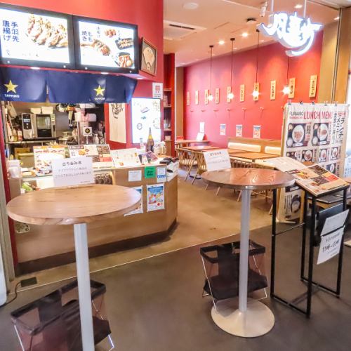 <p>【仕事帰りのサク飲みに最適！】スタイリッシュで清潔感あふれる店内は、仕事帰りの一杯にもぴったり。カウンター席では、名古屋名物の手羽先をつまみながら、ビールやハイボールを片手に気軽に仲間と語らうことができます。お一人様でも入りやすい雰囲気なので、気軽に立ち寄ってみてください。</p>
