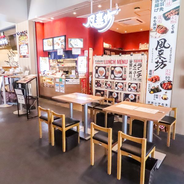 【友人同士の楽しい飲み会に！】4名様用のテーブル席や2名様用の席が揃い、友人同士の飲み会にも最適です。綺麗でスタイリッシュな店内は、明るく開放的で、楽しいひとときを過ごすのにぴったり。名古屋名物を思う存分堪能しながら、笑い声が絶えない素敵な時間をお楽しみいただけます。
