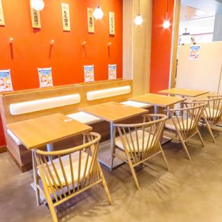 デートやちょっとした飲み会に最適な2名様用テーブル席を4つご用意しています！落ち着いた雰囲気の中で、名古屋名物を味わいながら、親しい人との特別な時間をお楽しみいただけます。気軽にお立ち寄りください♪