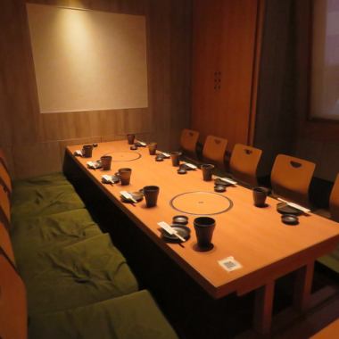 We have private rooms with sunken kotatsu! There are 2 rooms for 4 people, 2 rooms for 6 people, and 1 room for 10 people.You can also remove the door and use it for large groups.