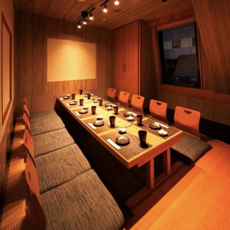 【完全個室掘りごたつ】席を指定出来ない場合がございます。金土祝前日は混雑が予想されますのでこちらでお席を決めさせて頂きます。座敷を選択したお客様でもテーブルになってしまうことも御座いますので予めご了承ください。選択が出来てしまいますが座敷は10名様以上からとなります。事前にお電話で確認ください。