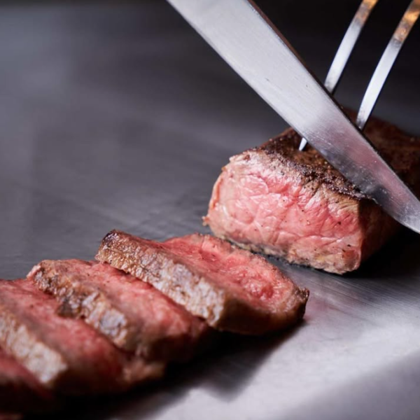 The most popular course is the A5 Black Wagyu Beef Marbled Meat and Lean Meat Steak Course. A must-try for meat lovers! You can have as many refills of steak as you like for free during the course time!