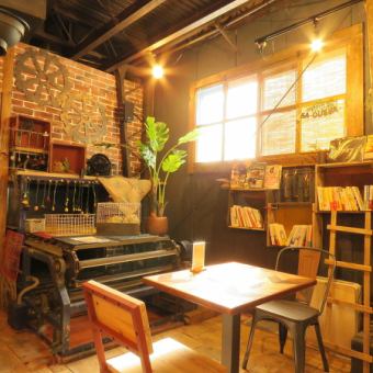 2名テーブル×3卓ございます。お洒落な店内で雰囲気◎金属塗装会社が創る町工場カフェの雰囲気をお楽しみいただけます☆
